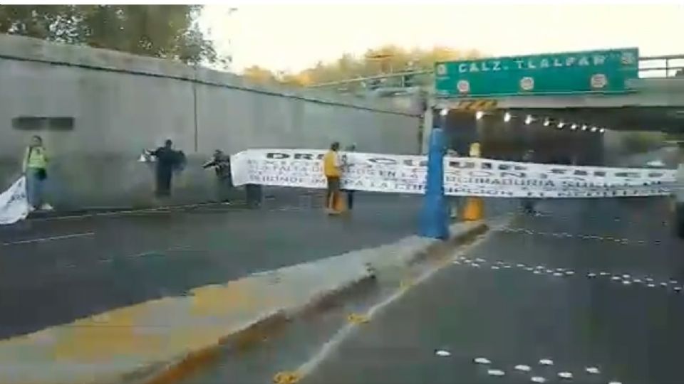 Un grupo de manifestantes cerraron el paso en Viaducto Miguel Alemán y Calz. de Tallapan