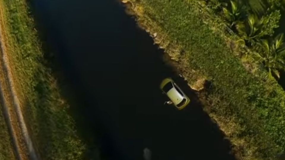 El hombre notó que en el agua había una persona pidiendo auxilio.