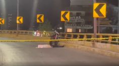 Un motociclista sin casco murió tras derrapar en un puente de avenida Revolución