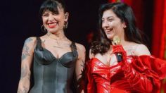 Mon Laferte y Cazzu se lucen sobre el escenario con vestido de cuero y lencería