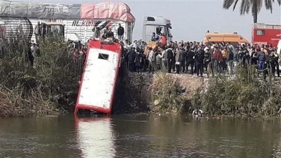 Un autobús cayó en un canal de la provincia de Dacalia, Egipto.