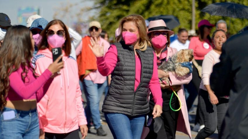 Maru Campos se pinta de rosa y marcha en apoyo al INE