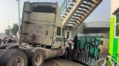 Caos vial en la México-Querétaro: tráiler tira un puente a la altura de Perinorte