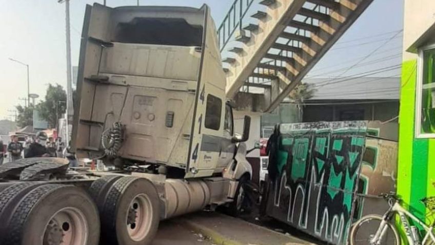 Caos vial en la México-Querétaro: tráiler tira un puente a la altura de Perinorte