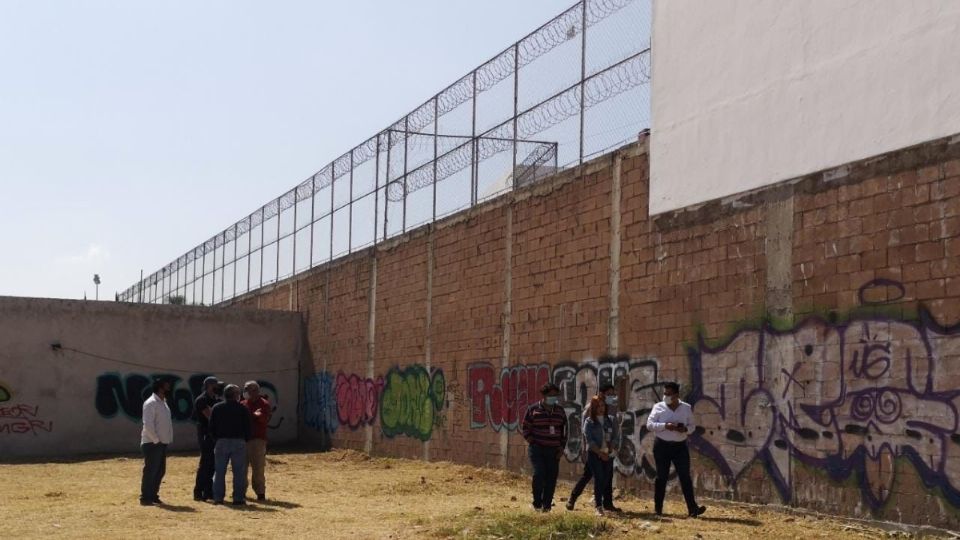 Los jóvenes abrieron un boquete para poder salir del recinto.