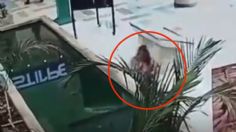 VIDEO | ¡Por ver el celular! Una mujer sufrió tremenda caída en la fuente de un centro comercial