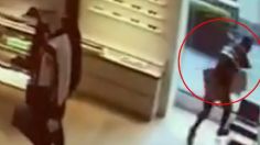 VIDEO | Ladrón queda noqueado tras chocar en puerta de cristal de tienda de lujo