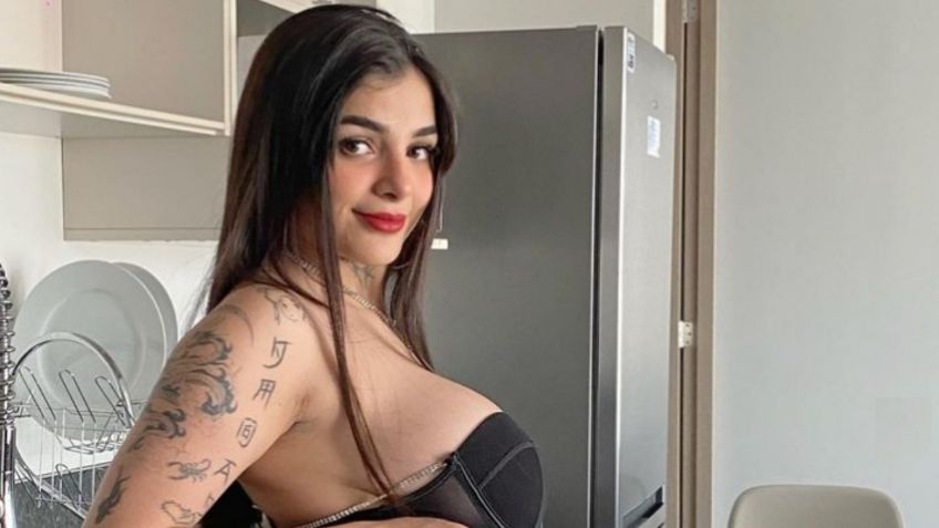 Karely Ruiz posa en lencería negra y pantalón ajustado: "Me veo bien tierna"