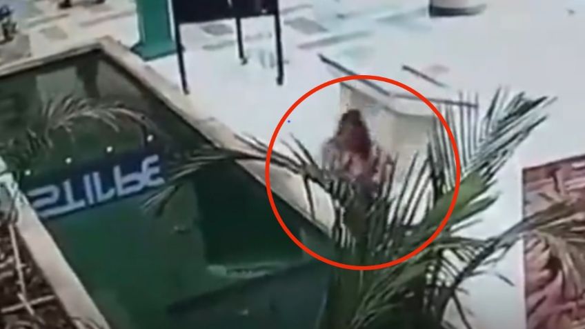 VIDEO | ¡Por ver el celular! Una mujer sufrió tremenda caída en la fuente de un centro comercial