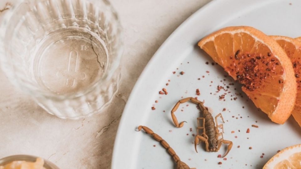 El mezcal es rico solo y acompañado con naranja.