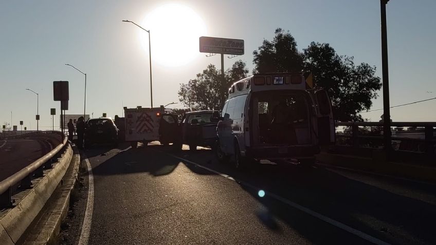 Mujer queda atrapada en su vehículo tras participar en una volcadura