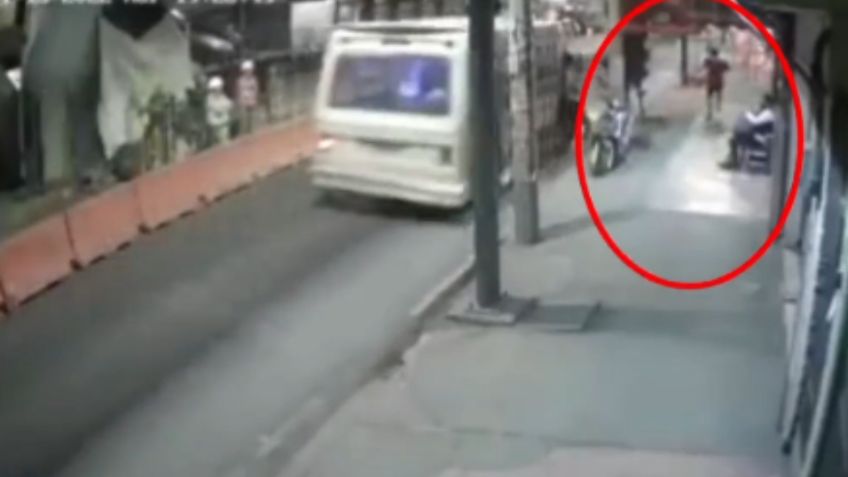 VIDEO | Pasajeros persiguen a sujeto que asaltó su microbús y lo linchan en avenida Tláhuac