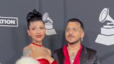 VIDEO | Cazzu enamora con revelador vestido rojo junto a Nodal en alfombra roja de los Latin Grammy