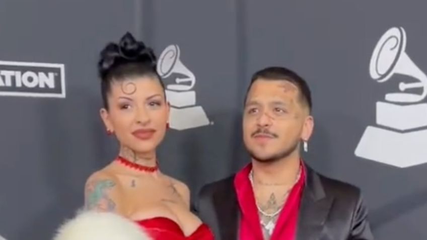 VIDEO | Cazzu enamora con revelador vestido rojo junto a Nodal en alfombra roja de los Latin Grammy