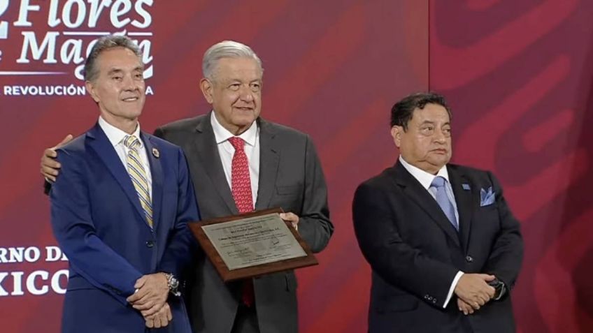 López Obrador reconoce a ingenieros con una ceremonia en Palacio Nacional