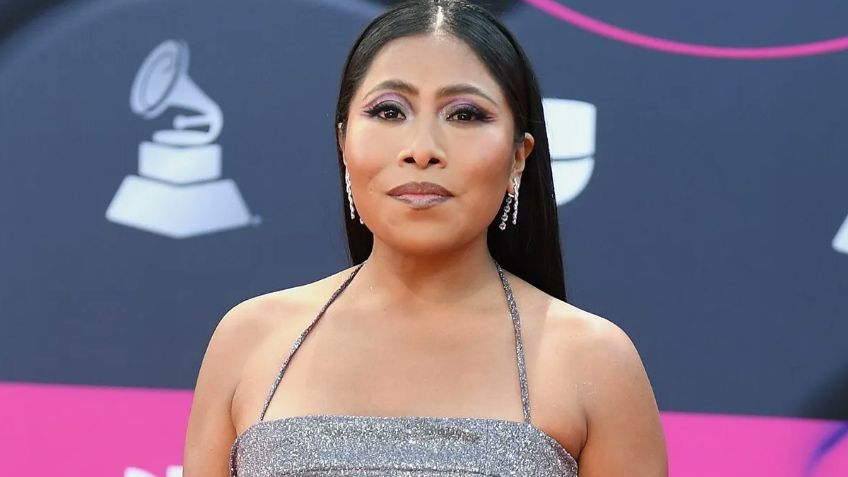 Yalitza Aparicio cautiva en los Latin Grammy 2022 con delicado top, una falda con abertura y zapatillas de gladiador