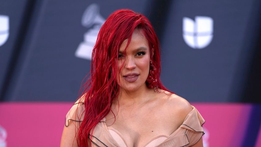 Karol G arrasa en los Latin Grammy 2022 con impactante vestido transparente