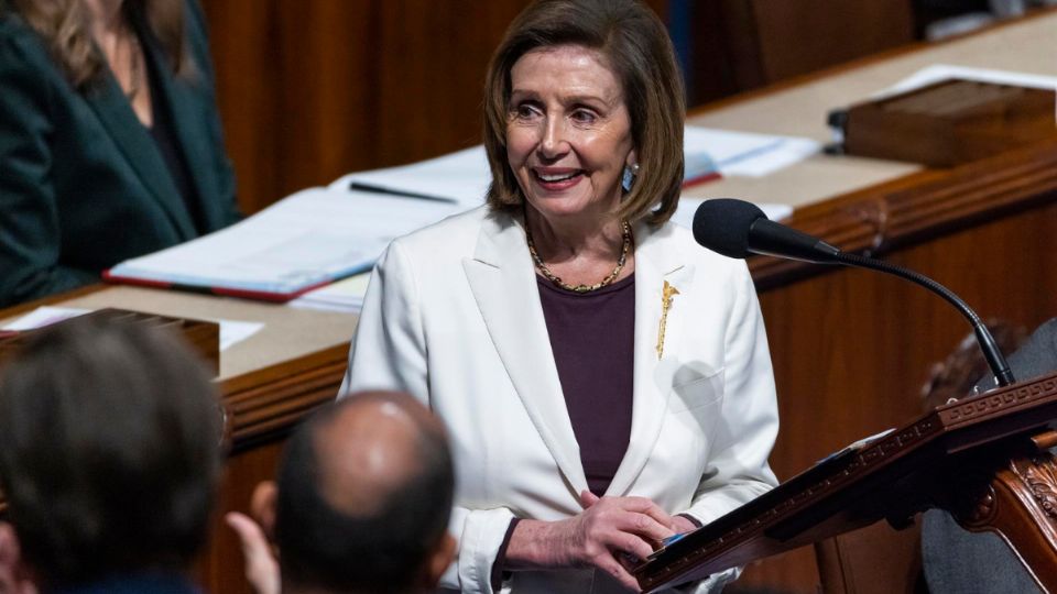 La presidenta demócrata de la Cámara de Representantes, Nancy Pelosi, anuncia su renuncia como presidenta de la Cámara de Representantes.