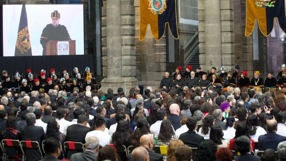 Guillermo del Toro fue investido en una ceremonia previa