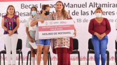 Evelyn Salgado entrega más de 4 millones de pesos de los programas de Becas y Apoyo Productivo a Mujeres