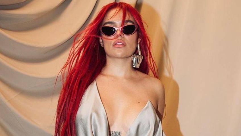 Karol G enciende en redes con fotos del escotado vestido de satín que usó para el “after” de los Latin Grammy