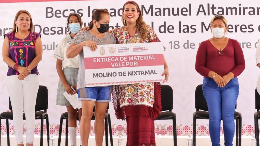 Evelyn Salgado entrega más de 4 millones de pesos de los programas de Becas y Apoyo Productivo a Mujeres