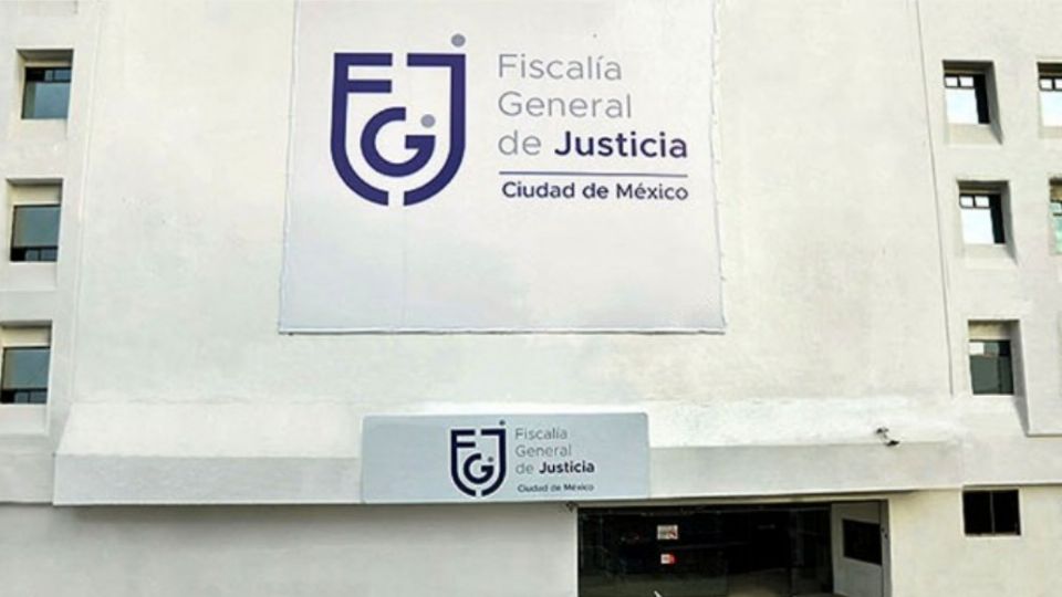 Agentes de la Fiscalía General de Justicia de la Ciudad de México aseguraron las instalaciones de la clínica.