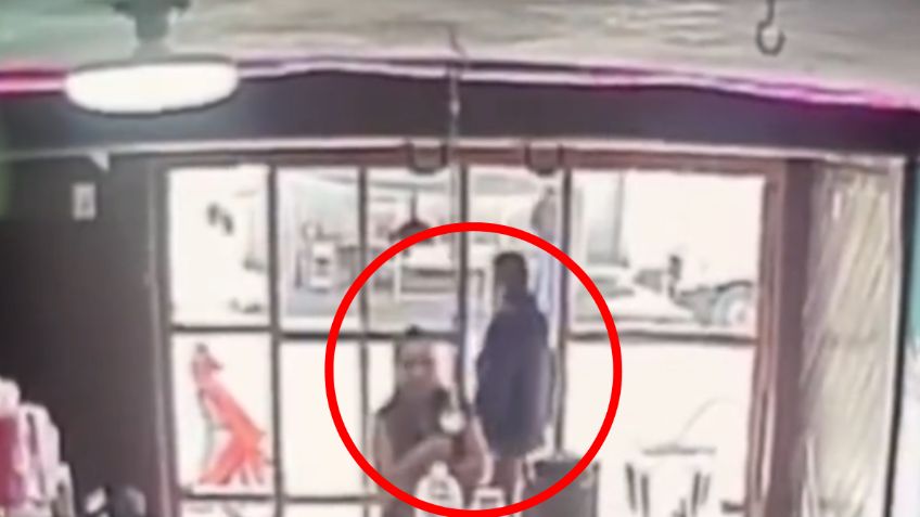 VIDEO: el momento en que unos novios roban el celular de una empleada en una cafetería de Texcoco