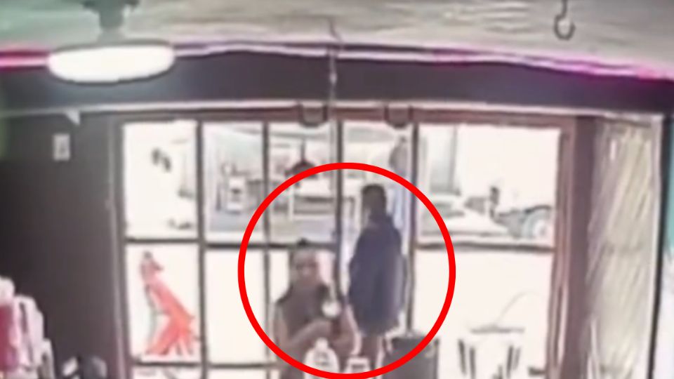 La pareja de ladrones ingresó a una cafetería en Texcoco.