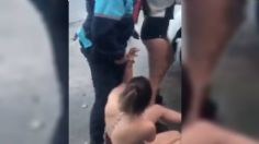 Una joven terminó en el suelo y casi desnuda al ser azotada por un policía