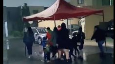 VIDEO | ¡Ni la lluvia lo detuvo! Mamás cargan lona para que sus hijos pidan calaverita en Nuevo León