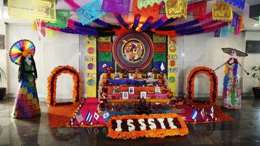 ISSSTE monta ofrenda monumental para rendir homenaje por Día de Muertos