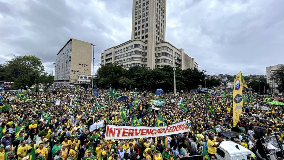 Miles de personas participan en una protesta de seguidores del expresidente Jair Bolsonaro por el resultado de las elecciones hoy, frente al Comando Militar del Este.