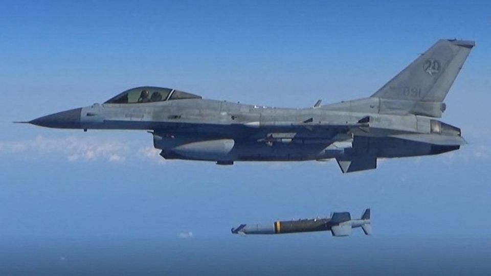 Un F-15K de la Fuerza Aérea de Corea del Sur disparó un misil aire-tierra hacia el norte de su frontera marítima.