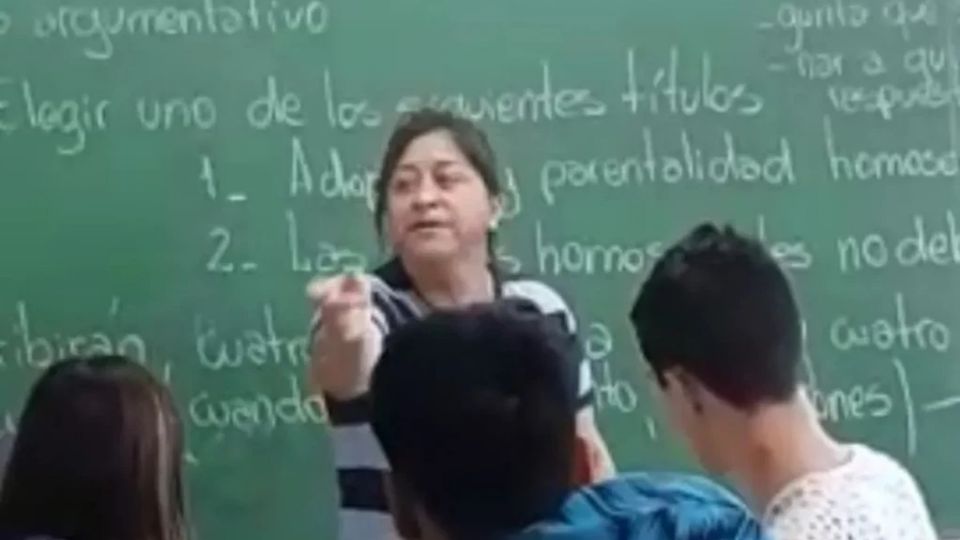 La mujer ingresó molesta al salón de clases