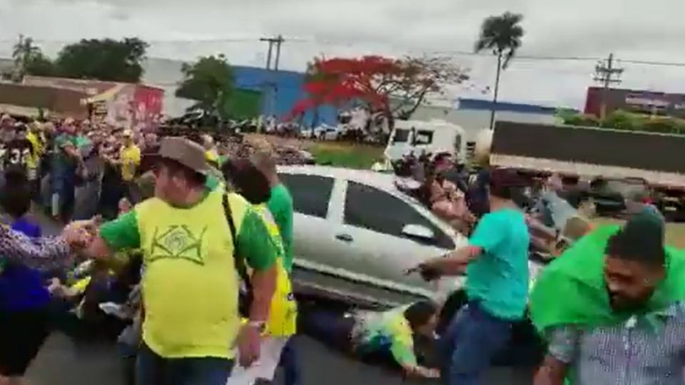 Dos niñas y dos policías resultaron lesionados