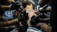 VIDEO | Arcángel recurre a anestesia general para tatuarse el pecho completo en honor a una importantísima persona