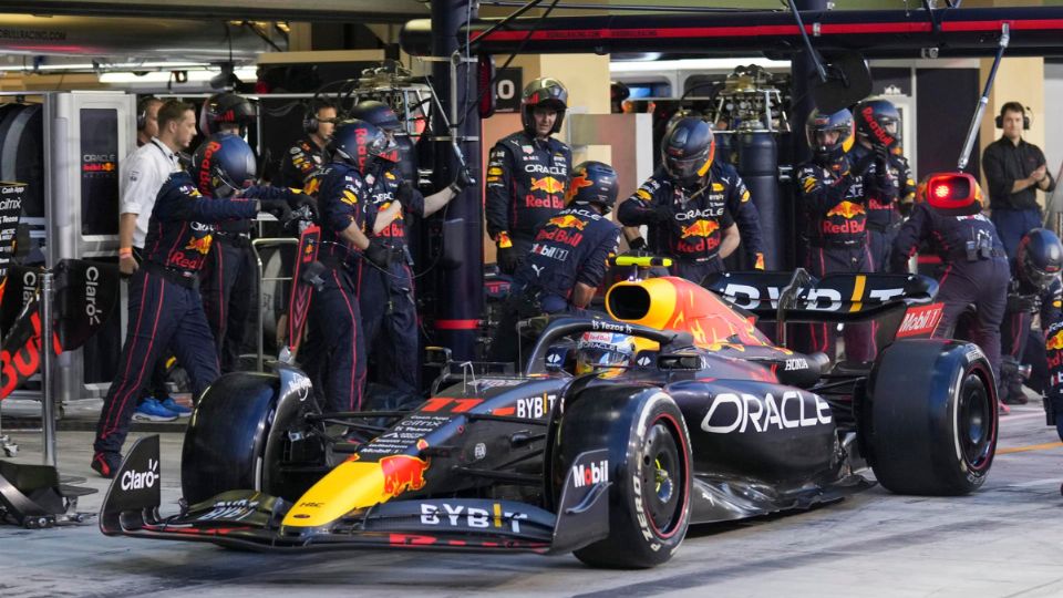 El piloto mexicano de Fórmula 1 Sergio Pérez de Red Bull Racing hace una parada en boxes