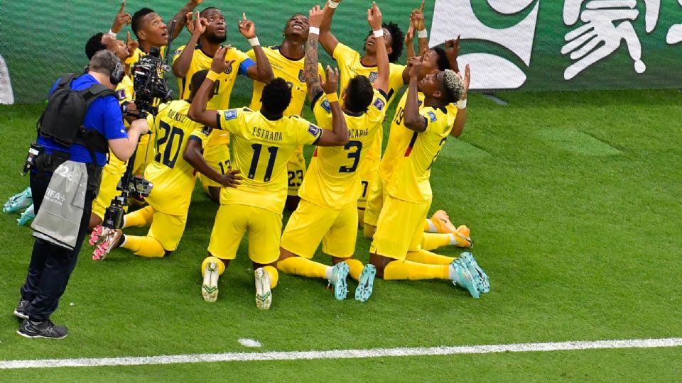 Enner Valencia de Ecuador (C) celebra anotar el 2-0 con Pervis Estupinan durante la Copa Mundial de la FIFA 2022.