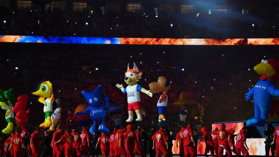 La mascota de Qatar 2022, La’eeb se hizo presente en la ceremonia de inauguración del Mundial, luego de ser precedido por las mascotas de las ediciones anteriores de la Copa del Mundo