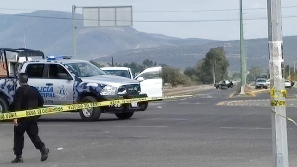 Los elementos de seguridad decomisaron dos vehículos y varias armas