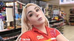 VIDEO | Ella es la cajera del Oxxo que impactó al revelar lo que hace a escondidas en el baño