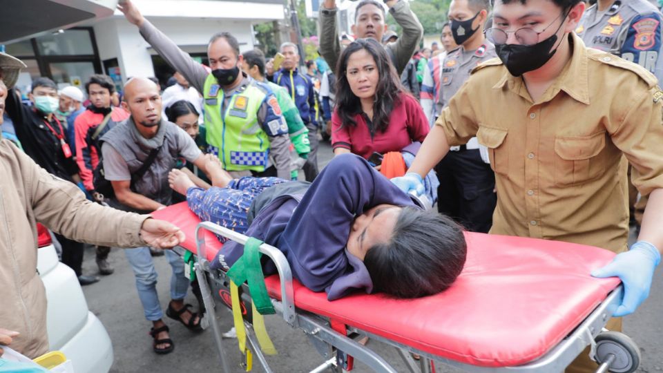 Los equipos de rescate llevan a una víctima herida del terremoto en un hospital en Cianjur, Java Occidental, Indonesia.