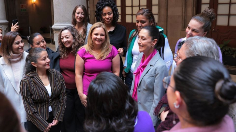 Claudia Sheinbaum en charla con colectivos feministas