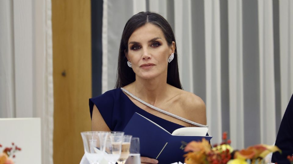 La reina Letizia lleva el estilo más elegante para cautivar sin esconder las canas.