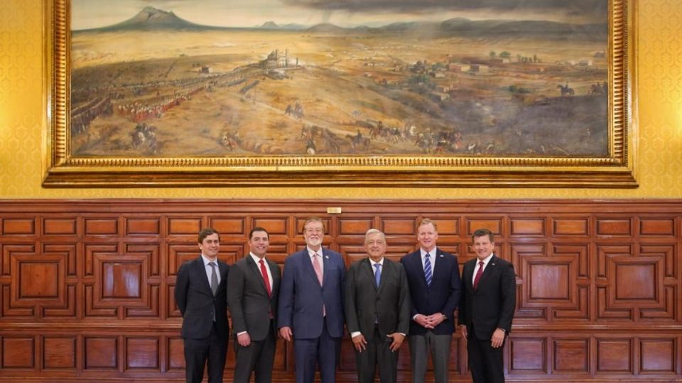 Los presentes posaron frente a una pintura de la Batalla de Puebla