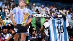 En FOTOS: aficionados no olvidan a Maradona y lo llevan el debut de Argentina en Qatar 2022