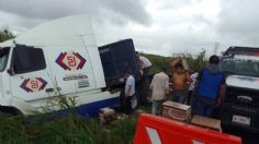 VIDEO | Tabasco: volcadura de tráiler deja un herido, pobladores rapiñan mosaicos y azulejos