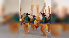 VIDEO | La policía montada de Qatar hacía sus rondines y los mexicanos aprovecharon para hacer de las suyas con caballos inflables