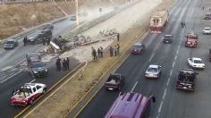 VIDEO | El momento exacto en que un tráiler cargado con cemento vuelca en la carretera México-Veracruz